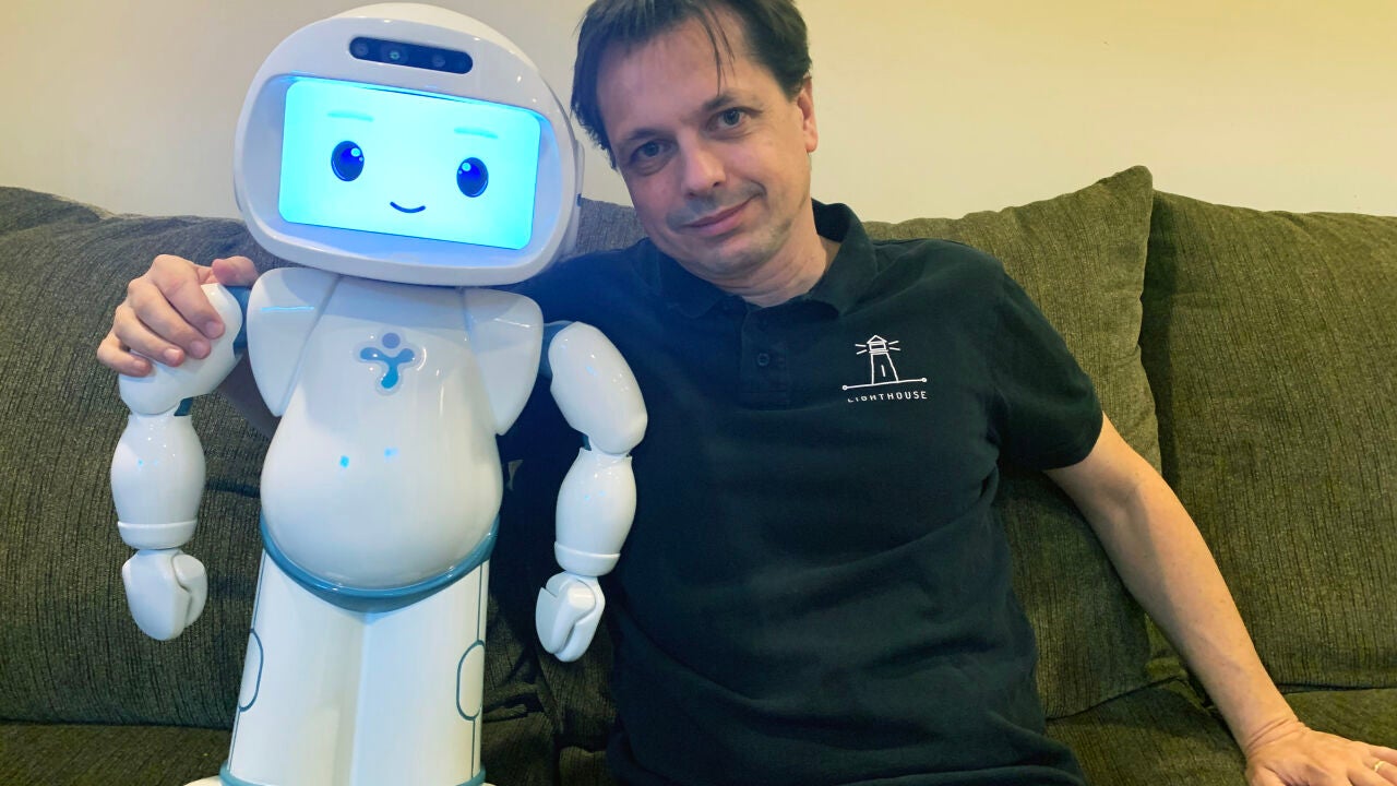 preocupación Amado compensar Jordi Albó: "Claro que llegará la empatía a los robots, la soledad no es  sostenible" | LEVANTA LA CABEZA