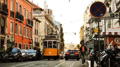 Tranvía circulando por la ciudad Tranvía circulando por la ciudad
