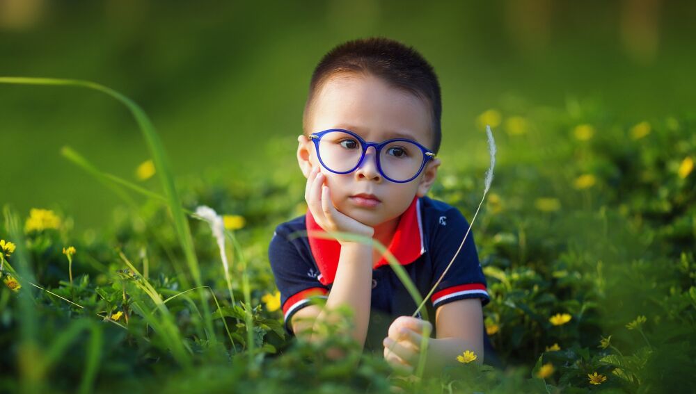 Niño con gafas