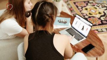 Dos jóvenes compran en internet Dos jóvenes compran en internet