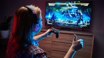 Una adolescente se entretiene con un videojuego. Una adolescente se entretiene con un videojuego.