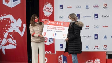 Patricia Pérez, Directora General Corporativa de Atresmedia entrega el cheque con la recaudación a Sagrario de la Azuela Gómez, gerente del Hospital Nacional de Parapléjicos de Toledo