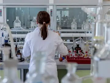 Investigadora en laboratorio Investigadora en laboratorio