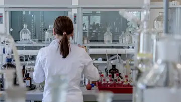 Investigadora en laboratorio Investigadora en laboratorio