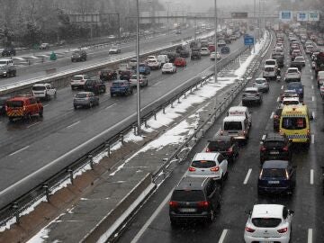 La nieve complica el regreso por carretera del puente con 25 provincias en alerta por nieve