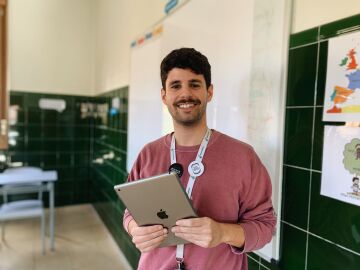 Adrián Martínez posa, iPad en mano, en el aula de su colegio.