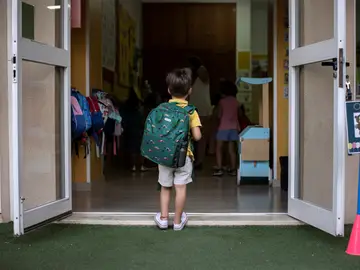 Un niño espera para entrar al aula en un colegio de la Comunitat Valenciana, en una imagen de archivo Un niño espera para entrar al aula en un colegio de la Comunitat Valenciana, en una imagen de archivo