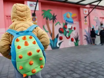 Imagen de un niño en el cole Imagen de un niño en el cole