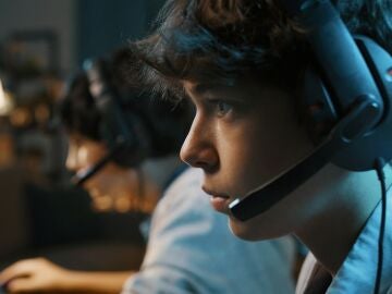 Jóvenes concentrados en la acción de un videojuego online.