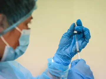 Una profesional de la salud prepara una dosis de la vacuna de contra la covid-19 Una profesional de la salud prepara una dosis de la vacuna de contra la covid-19