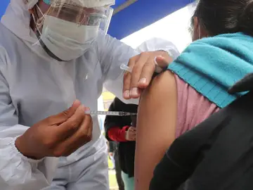La posibilidad de sufrir un episodio grave tras la vacuna del coronavirus es del 0,00069%, según la EMA La posibilidad de sufrir un episodio grave tras la vacuna del coronavirus es del 0,00069%, según la EMA
