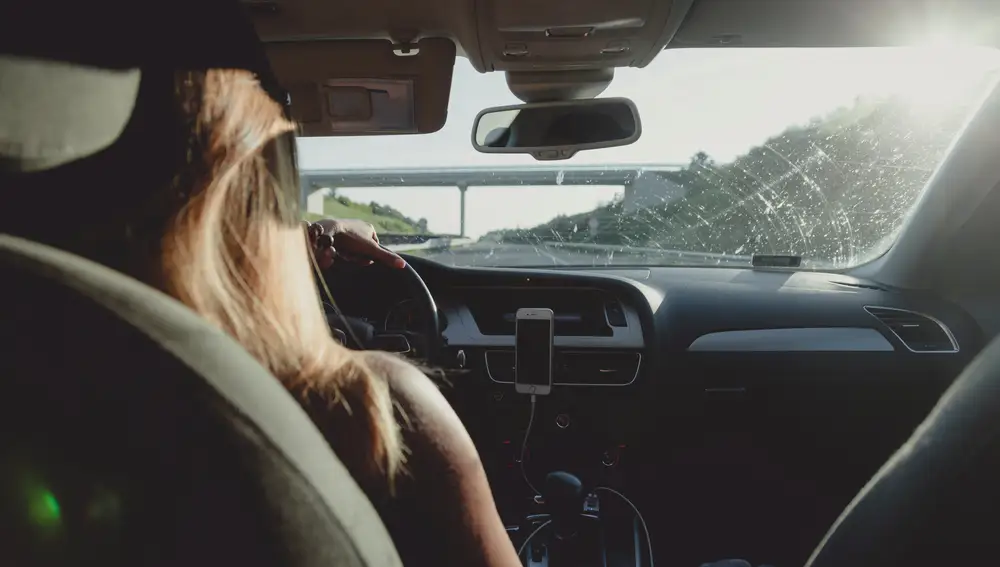 ¿Por qué las mujeres tienen más probabilidades de sufrir lesiones en un accidente de tráfico que los hombres?
