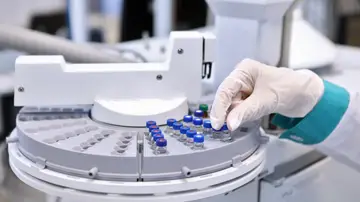 Un cromatógrafo en un laboratorio Un cromatógrafo en un laboratorio