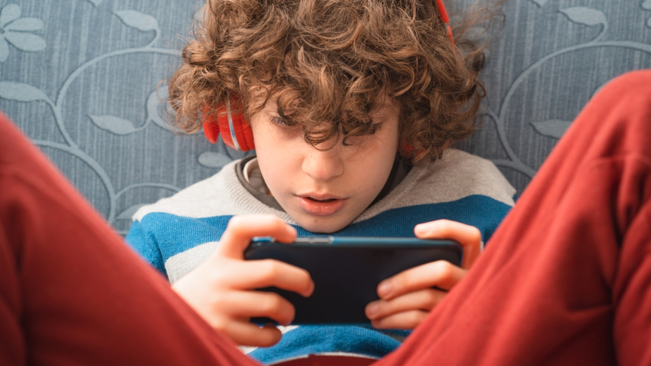 Nueve de cada diez niños de 13 años tienen móvil y su uso es mayor entre  las niñas