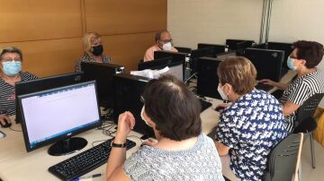 Mayores residentes en la Comunidad Valenciana aprenden a usar internet en el proyecto Mayores Movilizados.