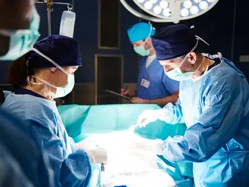 Un equipo de médicos durante un trasplante Un equipo de médicos durante un trasplante