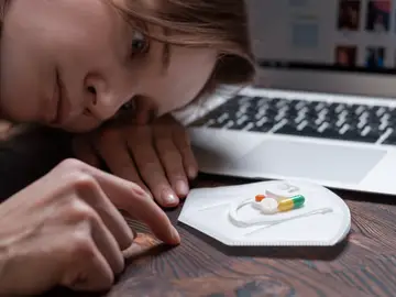 Una chica mira un puñado de antidepresivos. Hay vínculos entre trastornos mentales y las redes sociales Una chica mira un puñado de antidepresivos. Hay vínculos entre trastornos mentales y las redes sociales