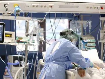 Una enfermera del hospital bilbaíno de Basurto, trata este martes a un paciente infectado por covid 19 Una enfermera del hospital bilbaíno de Basurto, trata este martes a un paciente infectado por covid 19