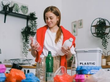 Persona reciclando