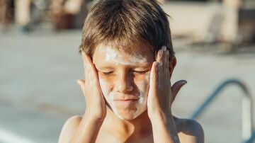 Cómo proteger correctamente la piel de los niños del sol en vacaciones 
