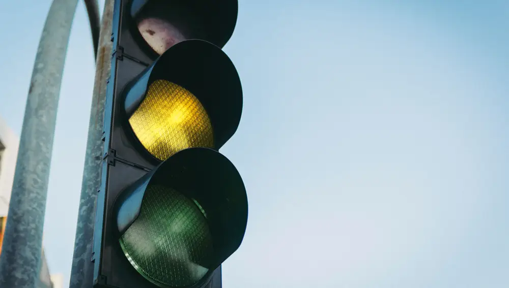 DGT pide analizar puntos conflictivos donde interese eliminar el ámbar en semáforos para el conductor