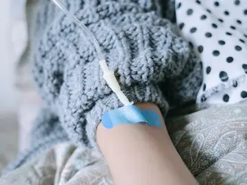 Brazo de paciente de cáncer recibiendo tratamiento de quimioterapia Brazo de paciente de cáncer recibiendo tratamiento de quimioterapia