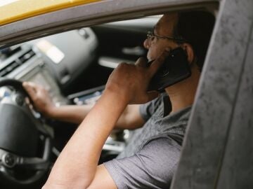 La DGT confirma que los conductores se resisten a dejar de usar el teléfono móvil mientras conducen