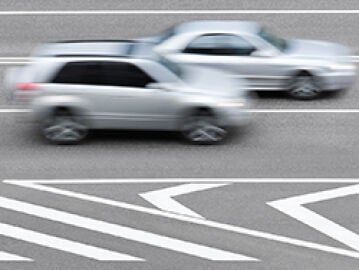 Coches circulando por la carretera, imagen de barrido
