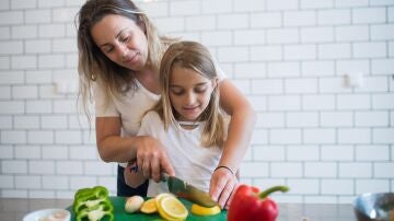 Los expertos recomiendan involucrar a los niños en tareas de compra y preparación de alimentos saludables