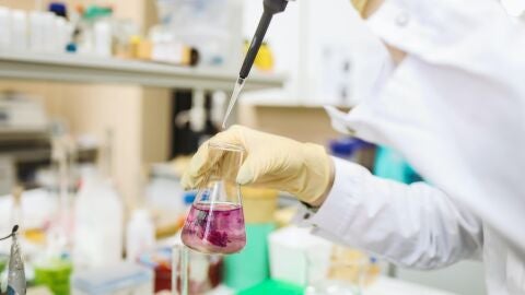 Manos de investigadora en el laboratorio