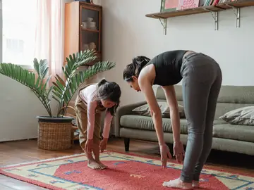 Es saludable aumentar la actividad física y evitar el sedentarismo. Es saludable aumentar la actividad física y evitar el sedentarismo.