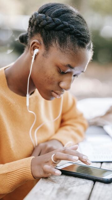 chica consultando su móvil