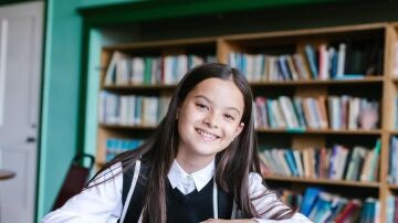 Niña en una biblioteca