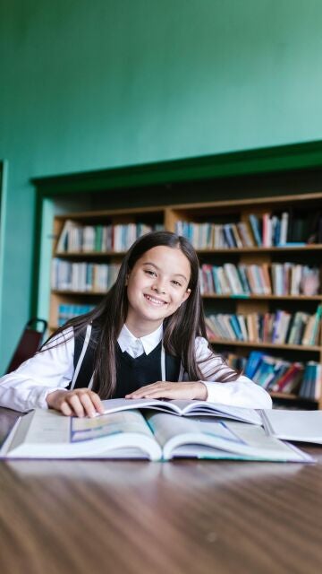 Niña en una biblioteca