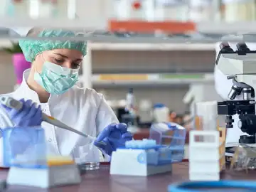 Científica en laboratorio Científica en laboratorio