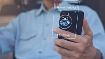 Imagen de recurso de un hombre conversando con un chatbot Imagen de recurso de un hombre conversando con un chatbot
