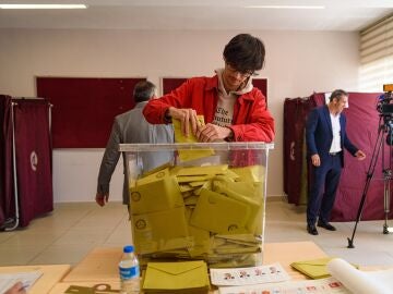 Un joven vota en las elecciones del pasado 14 de mayo en Turquía. 
