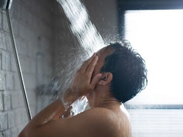 ¿Es la ducha de agua fría una solución para el calor?