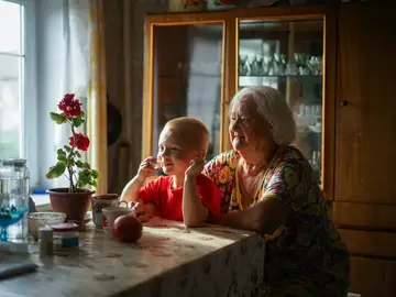 El bienestar mental de los mayores podría mejorar jugando con niños El bienestar mental de los mayores podría mejorar jugando con niños
