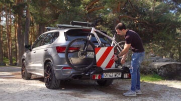 La manera correcta de llevar la bicicleta y los esquís en el coche 