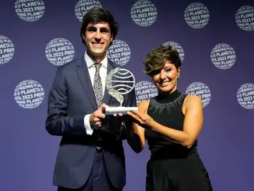 Sonsoles Ónega y Alfonso Goizueta Ganadora y Finalista del Premio Planeta 2023 Sonsoles Ónega y Alfonso Goizueta Ganadora y Finalista del Premio Planeta 2023