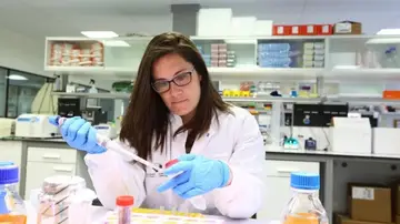 Una mujer trabaja en un laboratorio