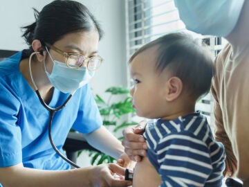 Una pediatra con mascarilla en China