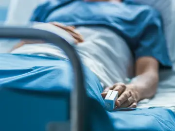 Paciente enfermo en la cama de un hospital Paciente enfermo en la cama de un hospital