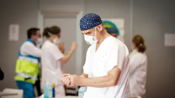 Un sanitario se desinfecta las manos en el Pabellón 9 del hospital de campaña de IFEMA. Un sanitario se desinfecta las manos en el Pabellón 9 del hospital de campaña de IFEMA.