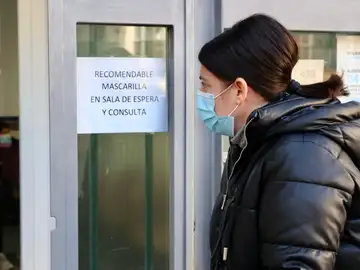 Una persona entra con mascarilla a un centro de salud Una persona entra con mascarilla a un centro de salud