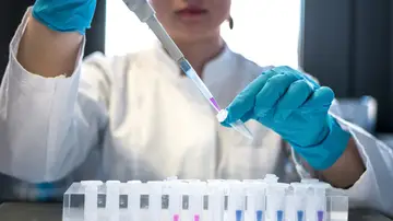 Imagen de archivo de una mujer trabajando en un laboratorio. Imagen de archivo de una mujer trabajando en un laboratorio.