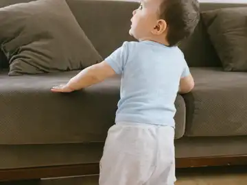 Imagen de archivo de un niño aprendiendo a hablar y caminar Imagen de archivo de un niño aprendiendo a hablar y caminar
