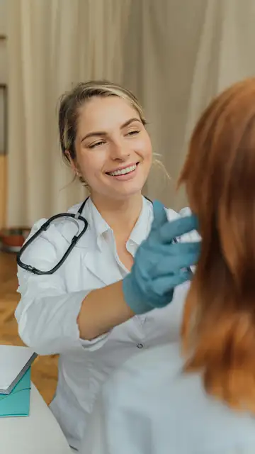 Enfermera en consulta