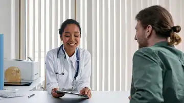 Los pacientes atendidos por una doctora sufren menos mortalidad y reingresos hospitalarios Los pacientes atendidos por una doctora sufren menos mortalidad y reingresos hospitalarios
